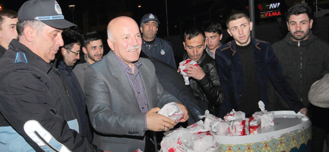 Başkan Sekmen, kandil simidi dağıttı