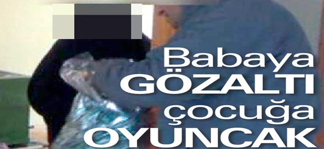 Babaya GÖZALTI çocuğa OYUNCAK