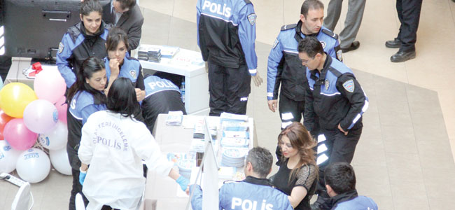 Polis sergisine yoğun ilgi