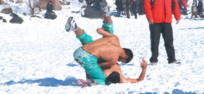 Buz tutan gölde festival coşkusu