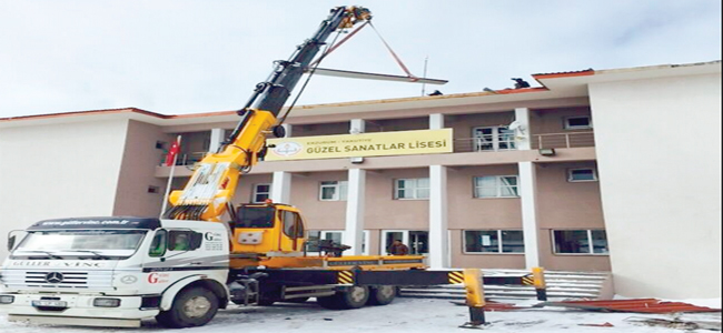 Fırtınada çatısı uçan okullar onarılıyor