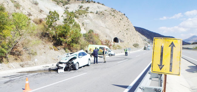  BAL YÜKLÜ ARAÇ KAZA YAPTI: 2 YARALI