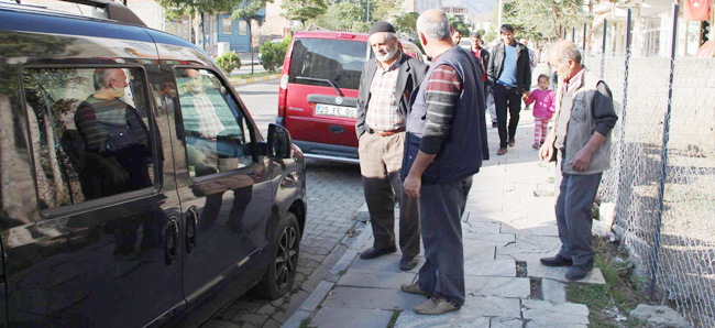 İLÇEDE ONLARCA OTOMOBİLİN LASTİKLERİ KESİLDİ