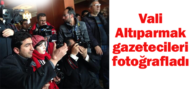 Vali Altıparmak gazetecileri fotoğrafladı