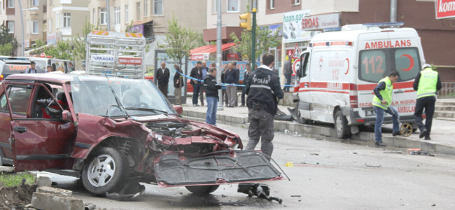 Ambulans ile otomobil çarpıştı