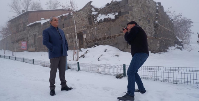 44 yıl önce fotoğrafını çektiği çocuğu buldu!