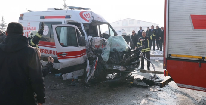 Ambulanslar kaza yaptı; 9 yaralı