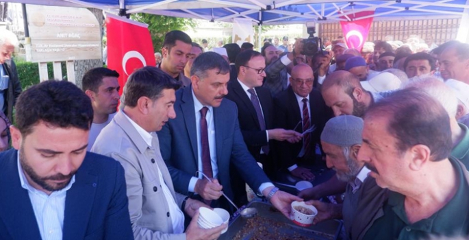 Aşure dağıtımında izdiham