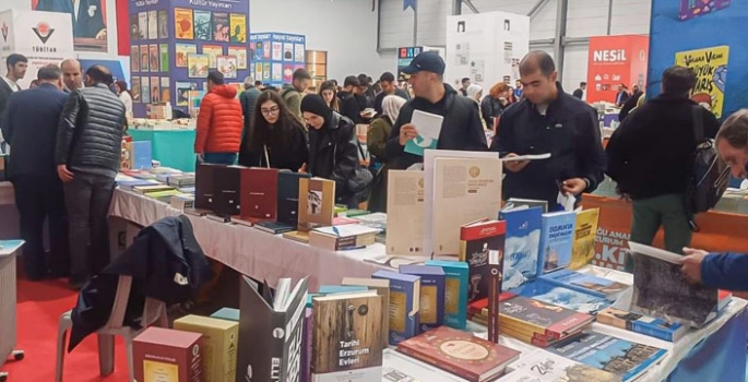 Atatürk Üniversitesi yayınevi, kitap fuarında