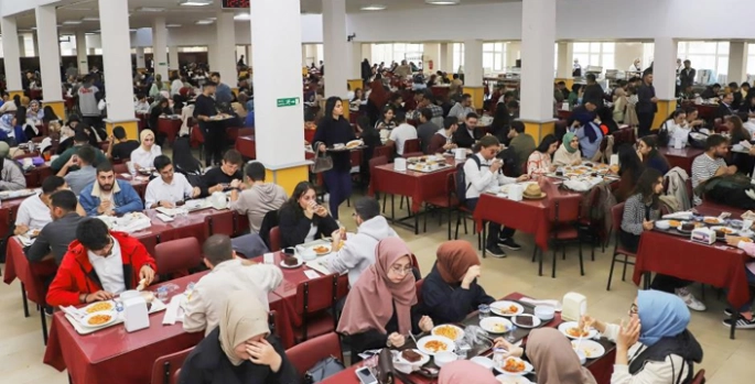 Atatürk üniversitesinden öğrencilerine ücretsiz iftar yemeği