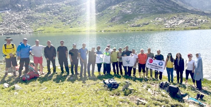 Büyüleyen manzarada doğa yürüyüşü