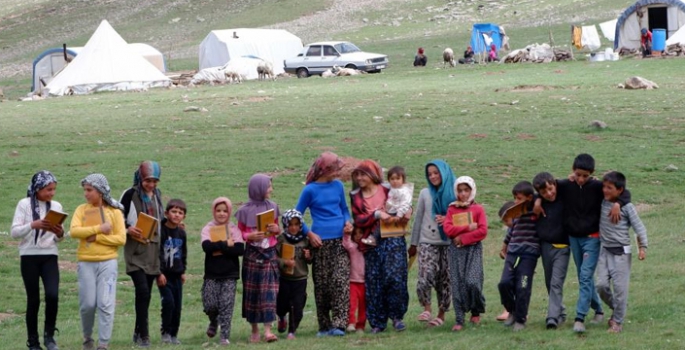 Devlet onları unutmadı; Göçer çadırında Kur'an öğreniyorlar