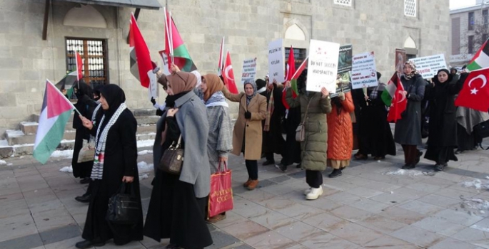 Dondurucu soğukta Gazze için yürüdüler