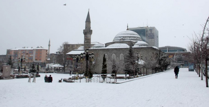 Erzurum’da kış geri döndü