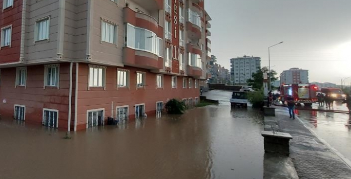 Erzurum'da sağanak hayatı durdurdu