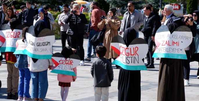 Erzurum'da sağlıkçıların sessiz yürüyüşü sürüyor