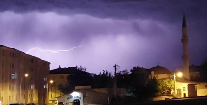 Erzurum'da şimşekler geceyi aydınlattı