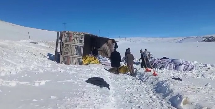 Erzurum'da yem yüklü kamyon devrildi