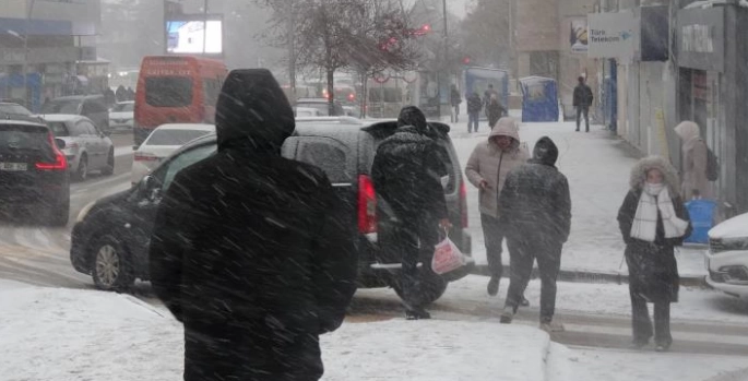 Erzurum'da yoğun kar yağışı etkili oluyor