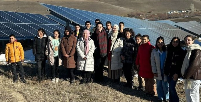 Güneş enerji santralinde fen bilimleri dersi