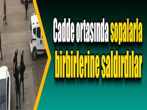 Cadde ortasında sopalarla birbirlerine saldırdılar