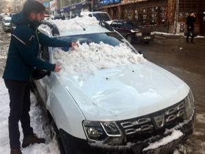 Çatıdan düşen kar 2 otomobili hurdaya çevirdi