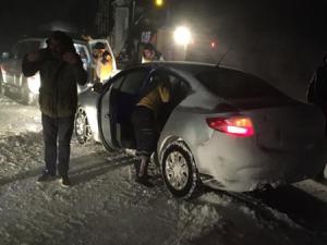 Erzurumda tipi nedeniyle çok sayıda araç yolda kaldı