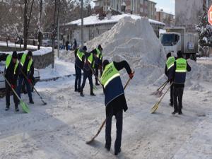 Palandöken Belediyesi karı şehir dışına taşıdı