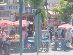 Kongre caddesinde, kaldırım ve yol işgaline son verildi