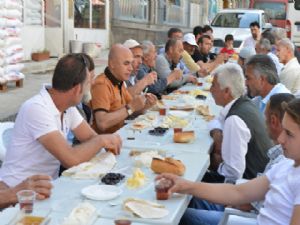 BAŞKAN KORKUT KAHVALTI DA MUHTARLARLA BİR ARAYA GELDİ