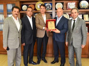 DOSİAD'TAN BAŞKAN SEKMEN'E PLAKET