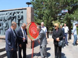 CHP Erzurum İl Başkanlığı Atatürk Anıtına Çelenk Sundu