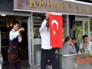 PALANDÖKEN BELEDİYESİ ESNAF VE VATANDAŞA BİNLERCE TÜRK BAYRAĞI DAĞITTI