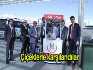 YENİ ATANAN ÖĞRETMENLER ÇİÇEKLERLE KARŞILANDI