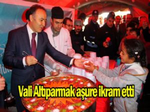 Vali Altıparmak aşure ikram etti