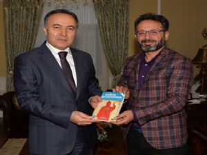 VALİ ALTIPARMAK VE BAŞKAN SEKMEN YAZAR SİNAN YAĞMUR'U KABUL ETTİ