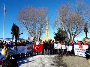 ATATÜRK ÜNİVERSİTESİ SPORCULARI ŞEHİTLERİN ANISINA TIRMANDI