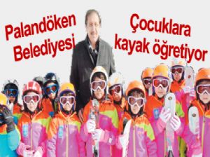 Çocuklara kayak öğretiyor