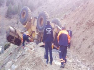 Ispir'de yükleyici dozer devrildi 