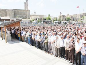 Şehitler için gıyabi cenaze namazı kılındı