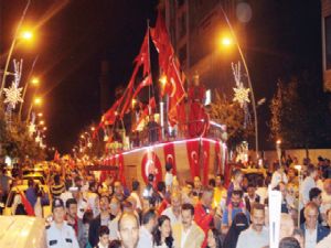 Bayrak yürüyüşünde karadan gemi yürütüldü