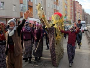 Sokakta kadın kıyafeti giymiş erkeklerin oyunu polisin dikkatini çekti