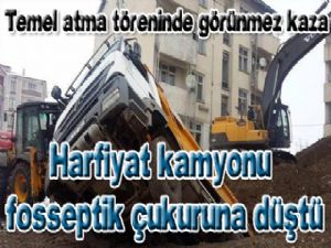 Harfiyat kamyonu fosseptik çukuruna düştü