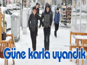 Güne karla uyandık