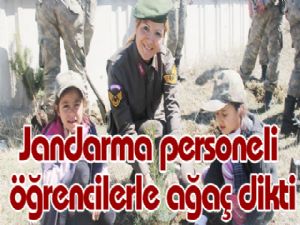 Jandarma personeli öğrencilerle ağaç dikti