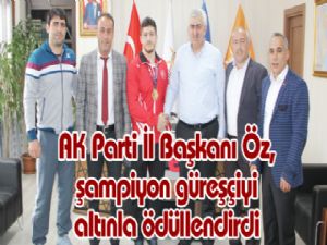 AK Parti İl Başkanı Öz, şampiyon güreşçiyi altınla ödüllendirdi