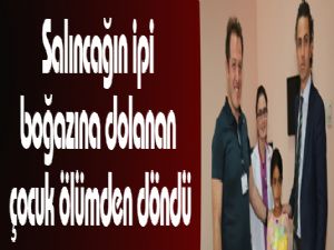 Salıncağın ipi boğazına dolanan çocuk ölümden döndü