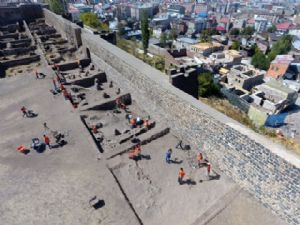  Tarihi Erzurum Kalesi'nde kazı çalışmaları sürüyor