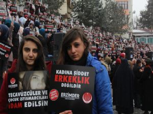 ERZURUM'DA KAR YAĞIŞI ALTINDA ÜÇ DİLDE ÖZGECAN PROTESTOSU