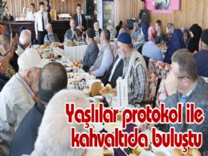 Yaşlılar protokol ile kahvaltıda buluştu